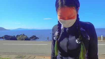 海辺の三つ編みの女性