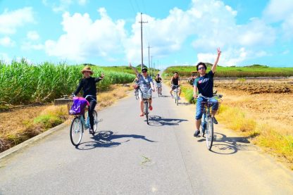 夏に自転車でサイクリングする人たち