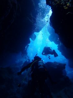 沖縄県北部でのダイビングでみた水中洞窟