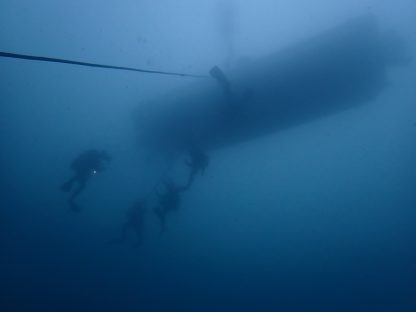 白浜ダイビングで水中から船の底が見えている様子