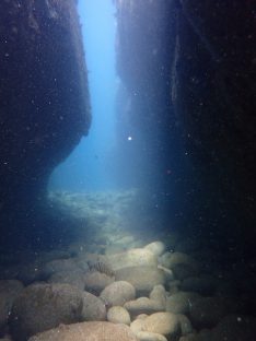 兵庫県竹野ポイント大仏の岩と岩でできたトンネル。