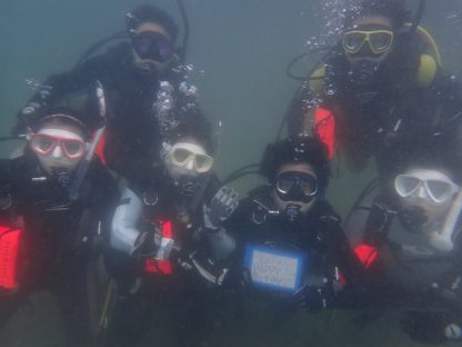兵庫県竹野でダイビング中にダイバー全員でお誕生日のお祝い、水中で集合写真