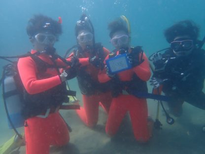 水中でオーシャンダイバー合格のお祝い