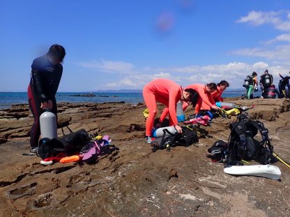 白浜でオーシャンダイバー講習2日目、器材のセッティングをしている様子