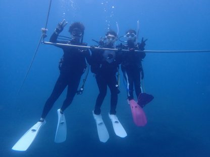 白浜でスポーツダイバー講習中に安全停止バーで安全停止をしている様子
