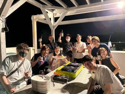 ダイビング後に夜風に当たりながらBBQをする前の集合写真