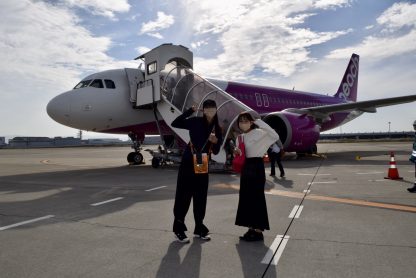 アズールツアーで石垣島へ向かって飛行機に搭乗する様子