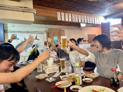 アズール石垣島ツアーで島唄ライブの居酒屋でカンパイしている様子