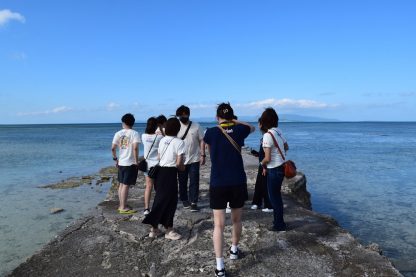 竹富島の西桟橋で遊んでいる様子