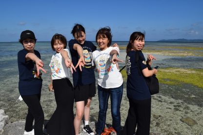 竹富島の西桟橋でお揃いTシャツを記念写真