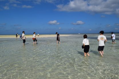 竹富島のコンドイビーチで遊んでいる様子