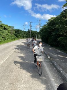 竹富島で自転車に乗って観光している様子