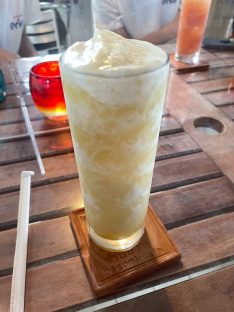 竹富島のカフェで飲んだパインスムージー